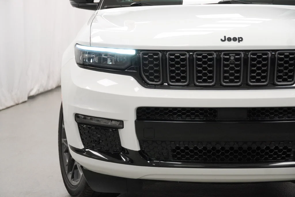 Used 2024 White Jeep Summit Reserve image 10