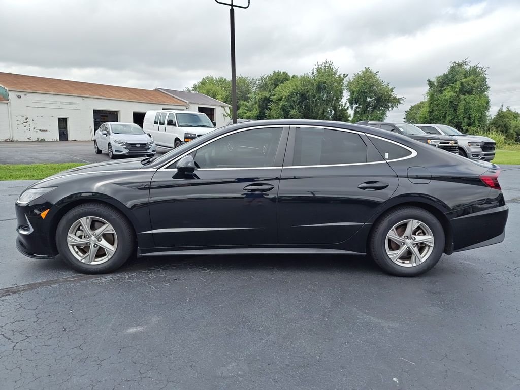 Used 2021 Black Hyundai SE image 2