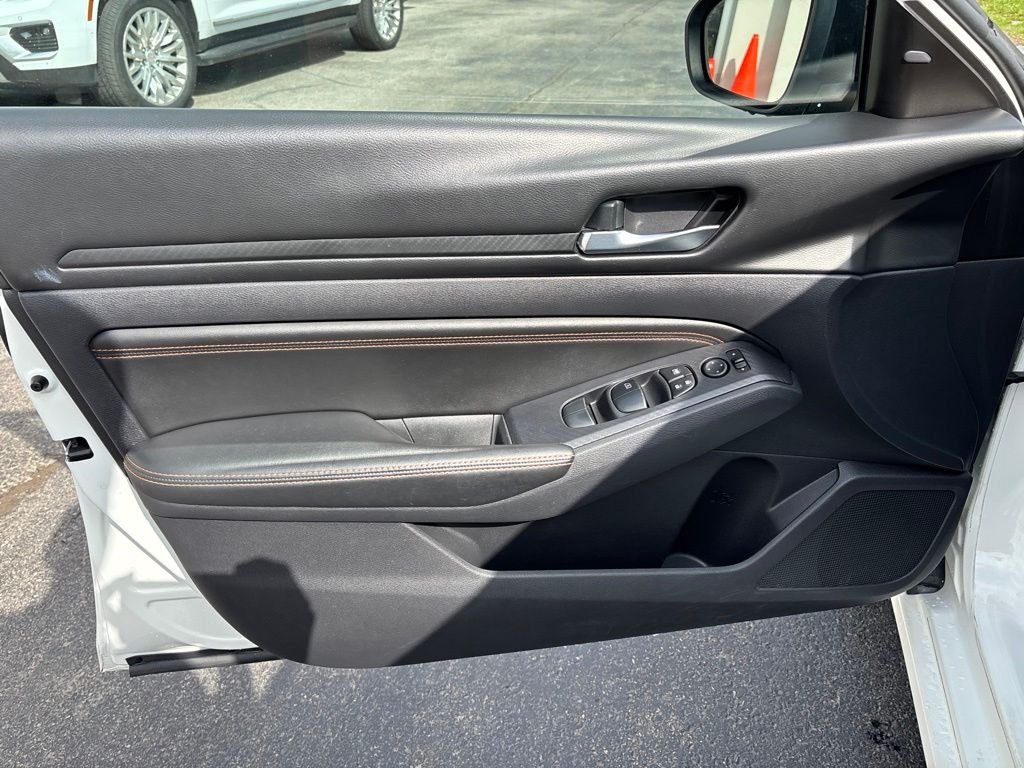 Used 2019 White Nissan 2.5 SR image 18