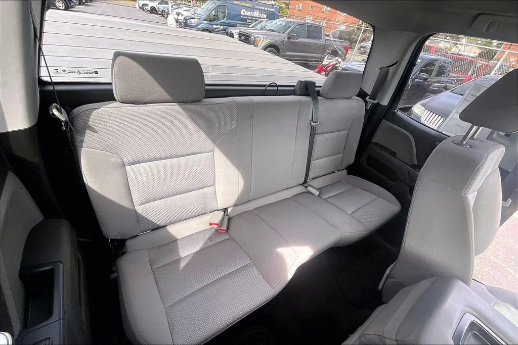 Used 2018 Silver Ice Metallic Chevrolet Custom image 25