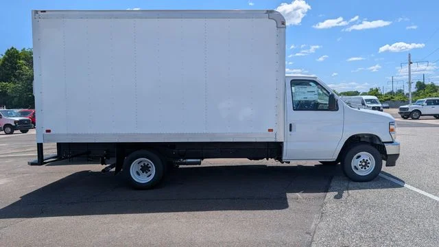 New 2027 Oxford White Ford E-450 DRW image 4