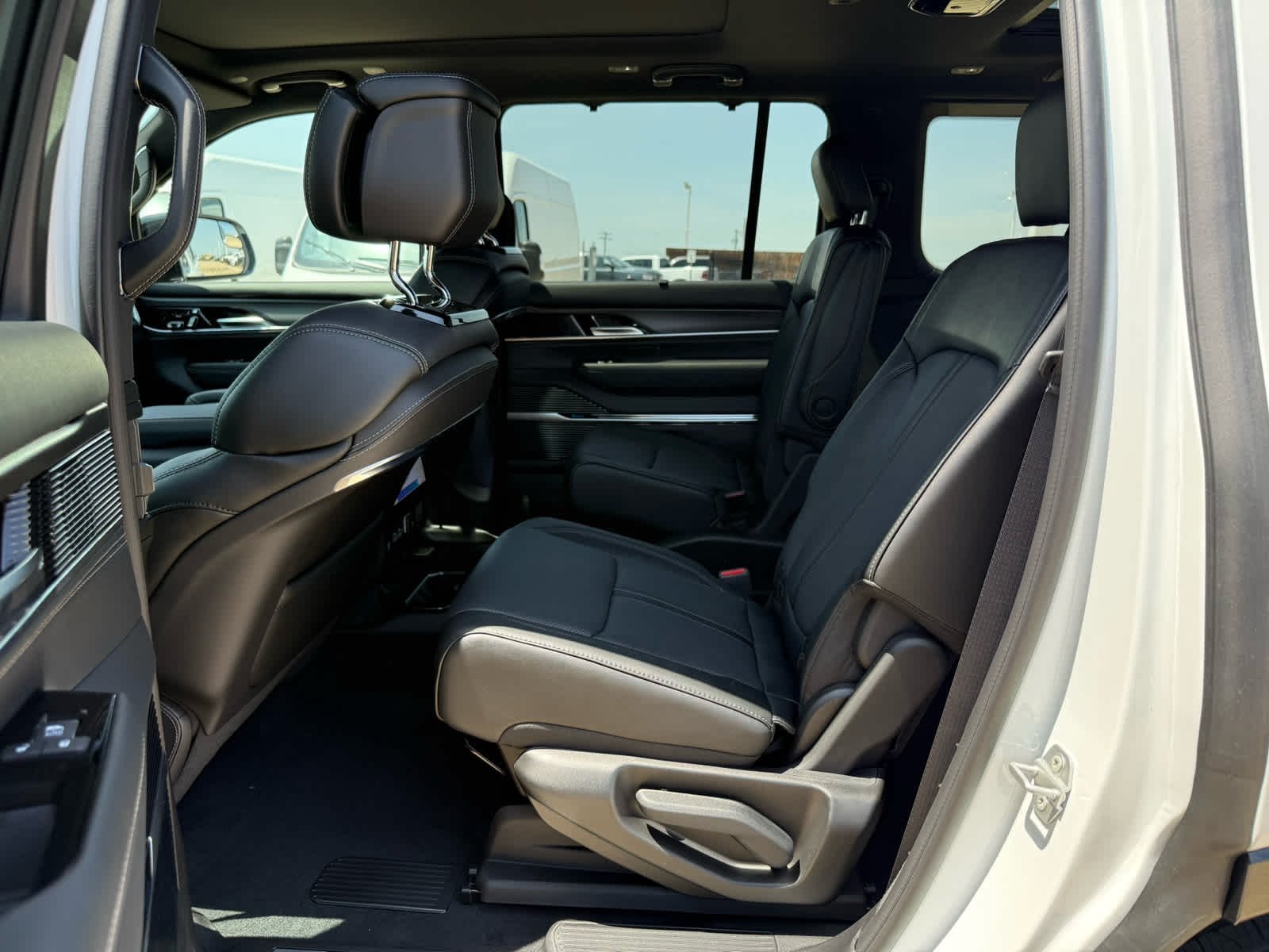 New 2026 Bright White Clear-Coat Exterior Paint Jeep Summit Obsidian image 11