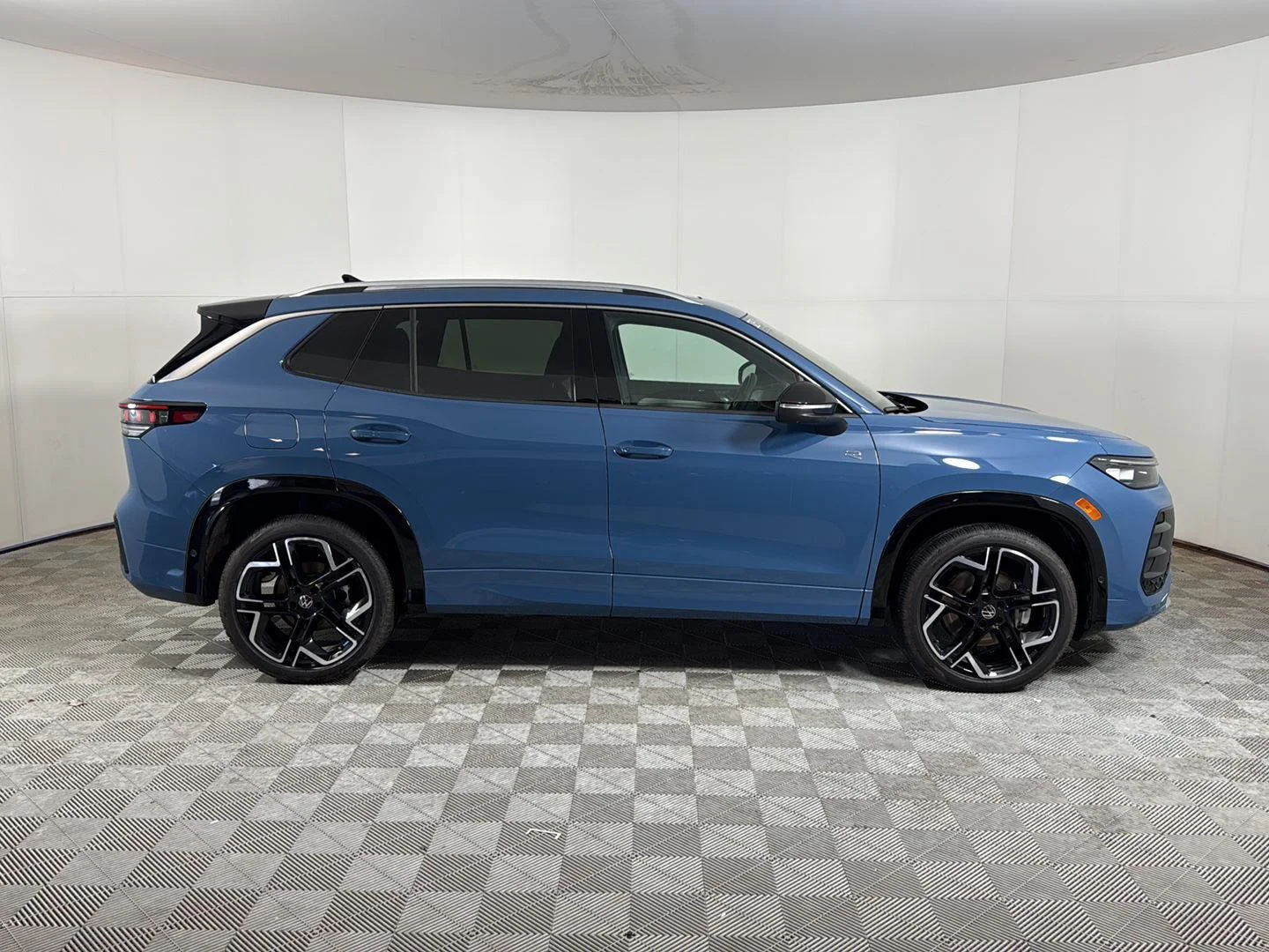 Certified Used 2025 BLUE Volkswagen SEL R-Line image 8