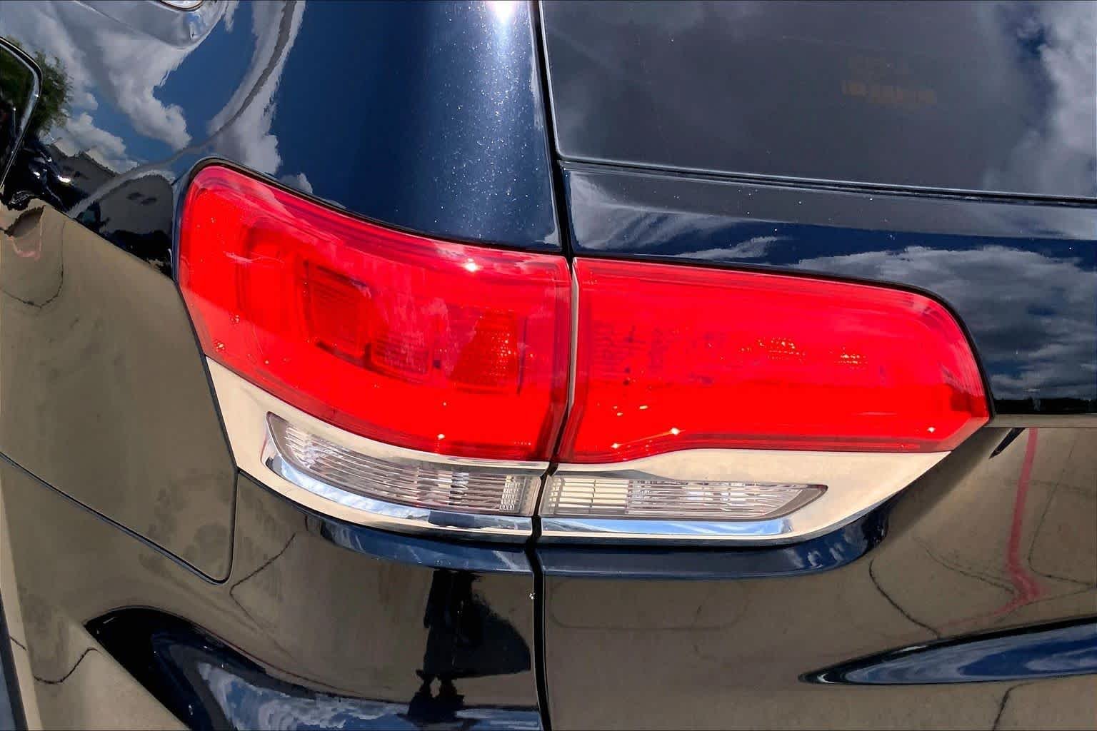 Used 2018 Diamond Black Crystal Pearlcoat Jeep Laredo image 27