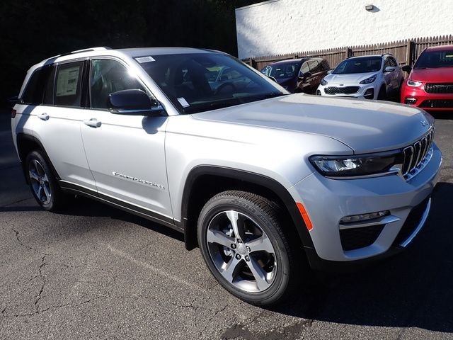 New 2025 Silver Zynith Exterior Paint Jeep Limited image 9