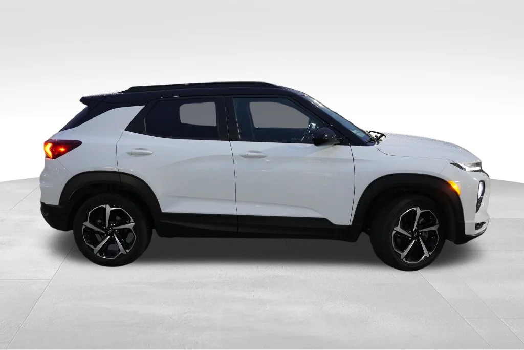 Used 2021 Summit White Chevrolet RS image 2