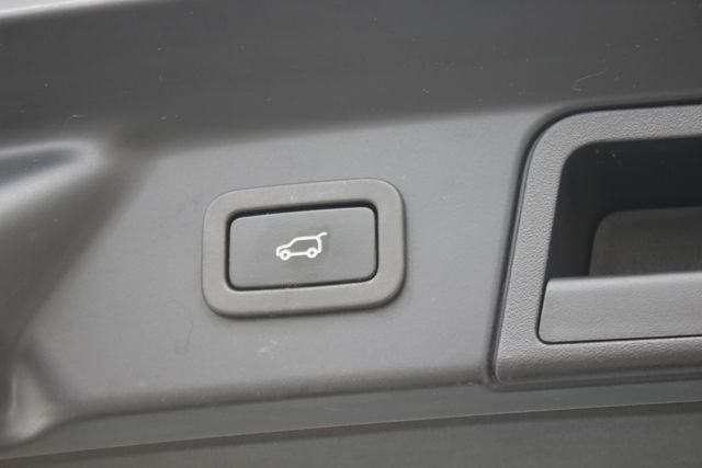 Used 2022 White Land Rover S image 24
