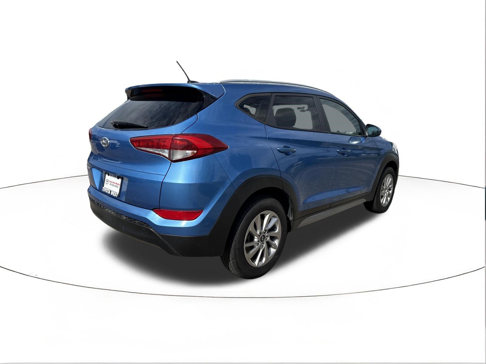 Used 2017 Caribbean Blue Hyundai SE image 3
