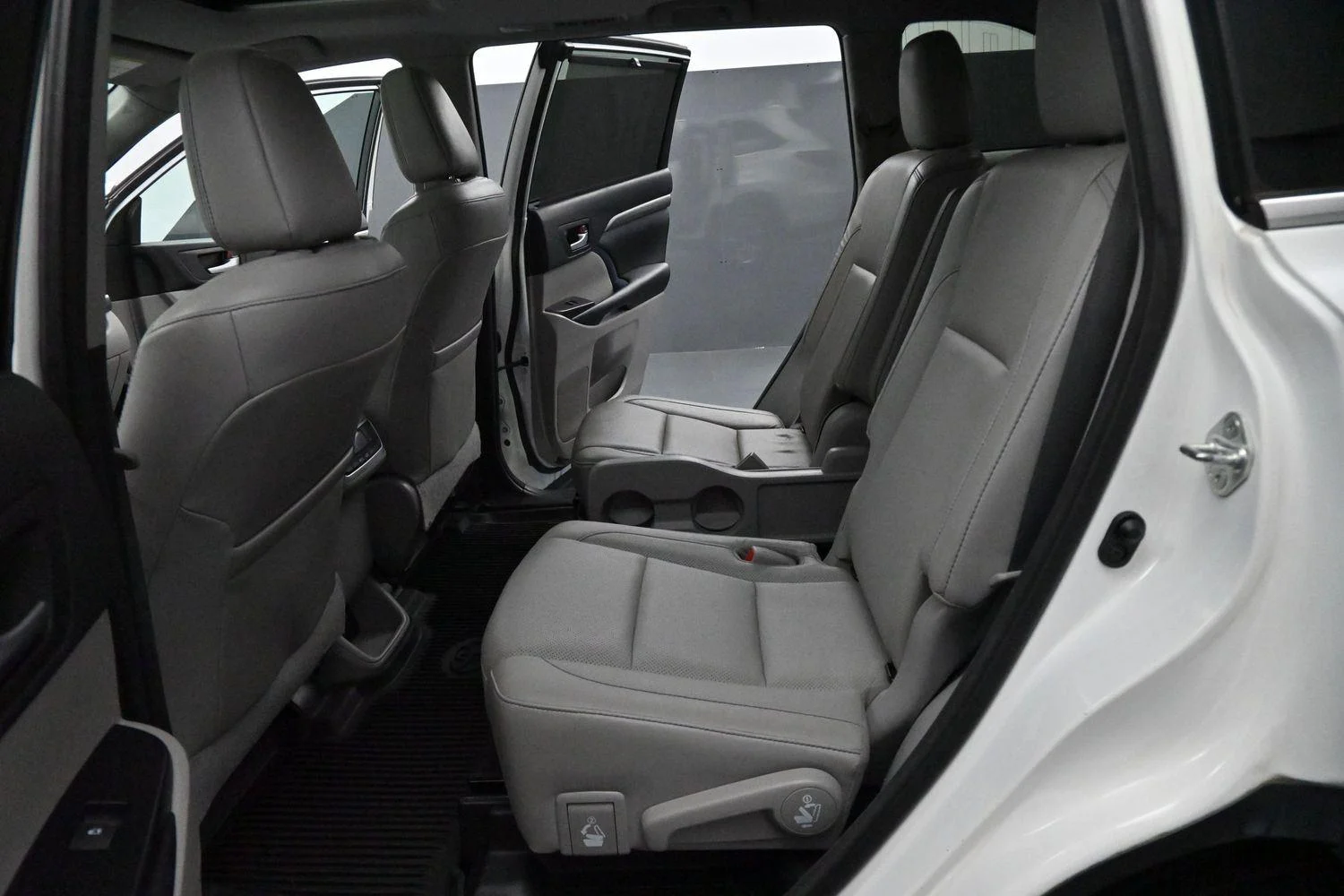 Used 2017 Blizzard Pearl Toyota Limited image 32