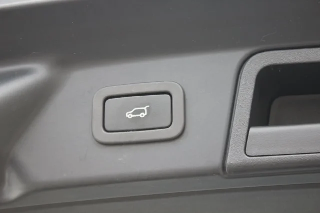 Used 2022 White Land Rover S image 24