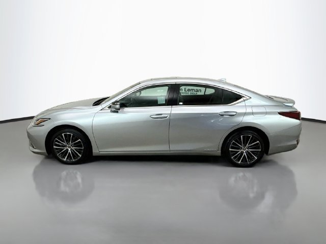 Used 2022 Iridium Lexus 300h image 4