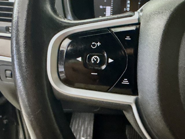 Used 2019 Magic Blue Metallic Volvo Momentum image 10