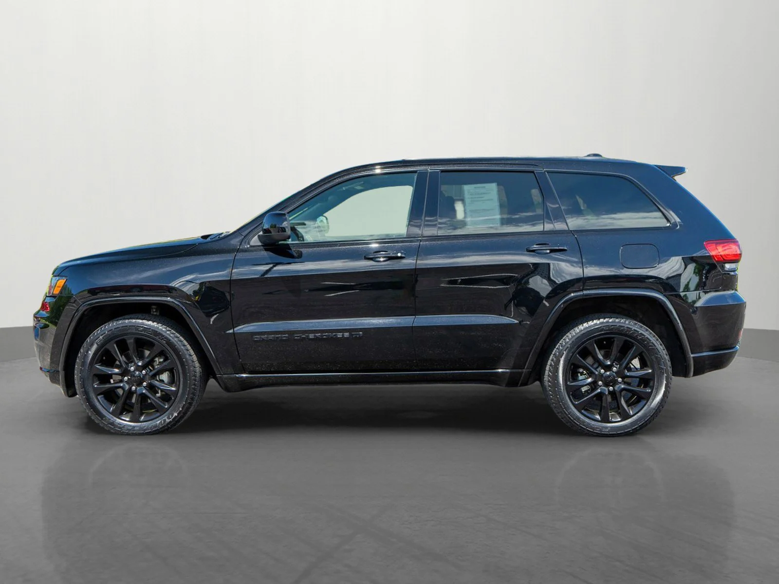 Used 2022 Diamond Black Crystal Pearlcoat Jeep Laredo X image 4