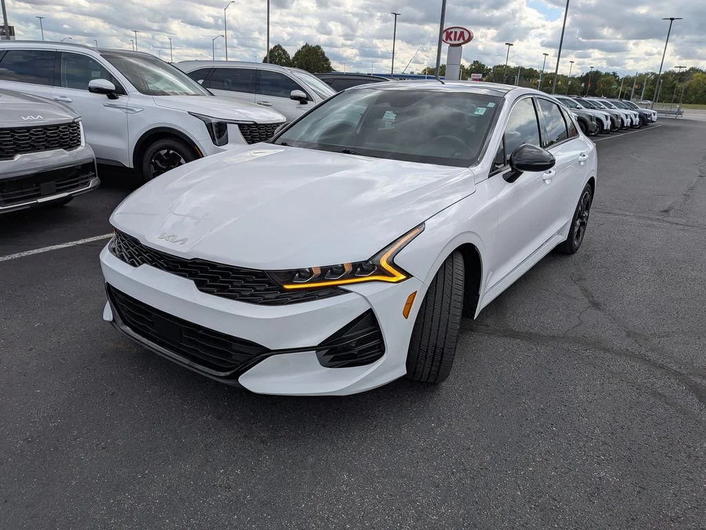Used 2023 White Pearl Kia GT-Line image 3