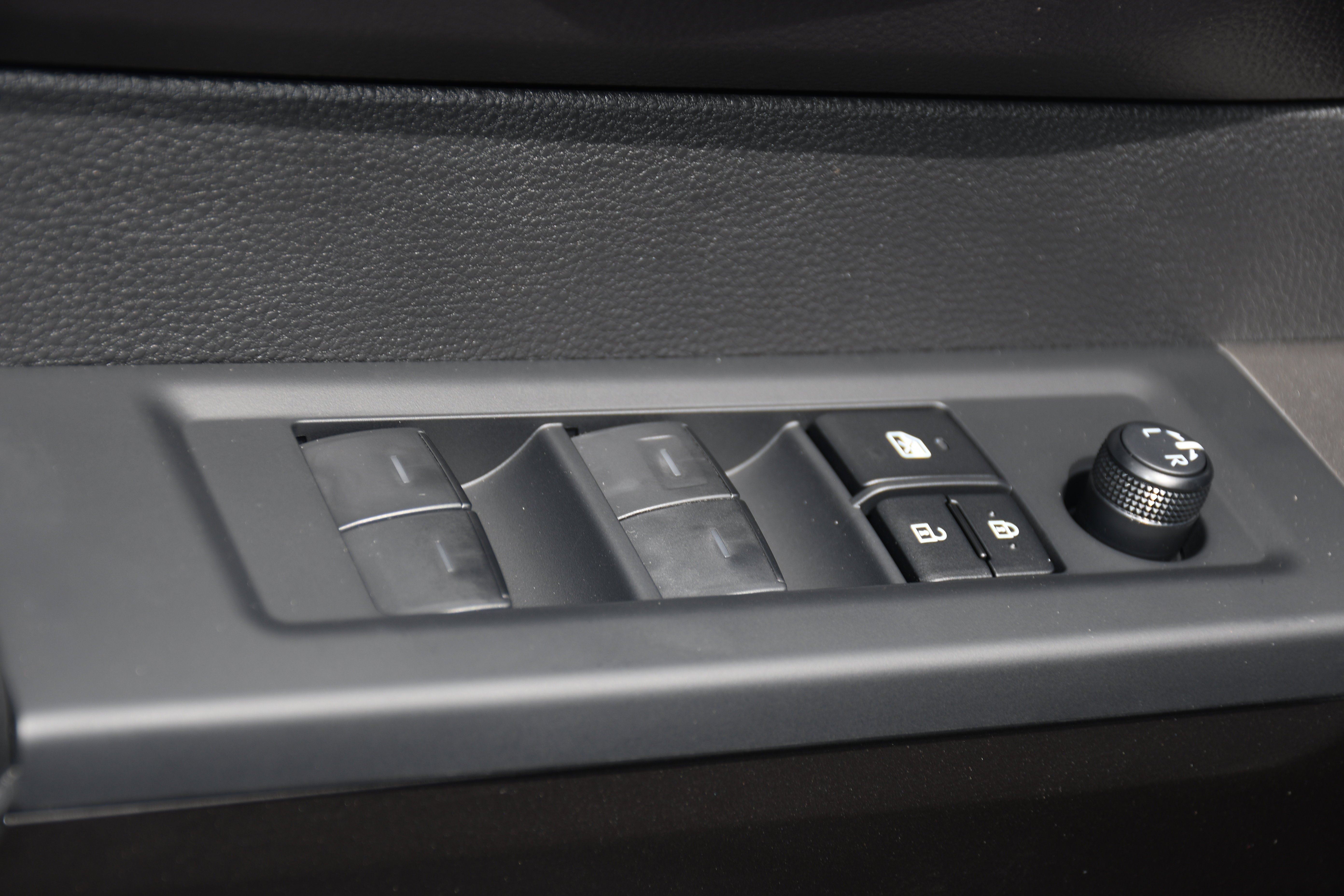 2026 Toyota Tundra SR5 - Photo 6