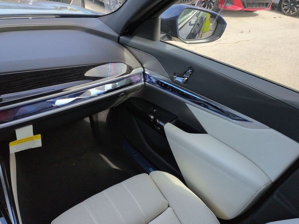 New 2026 Tanzanite Blue II Metallic BMW xDrive60 image 16