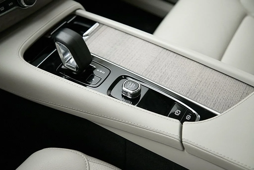 Used 2024 Vapour Grey Volvo Plus image 17