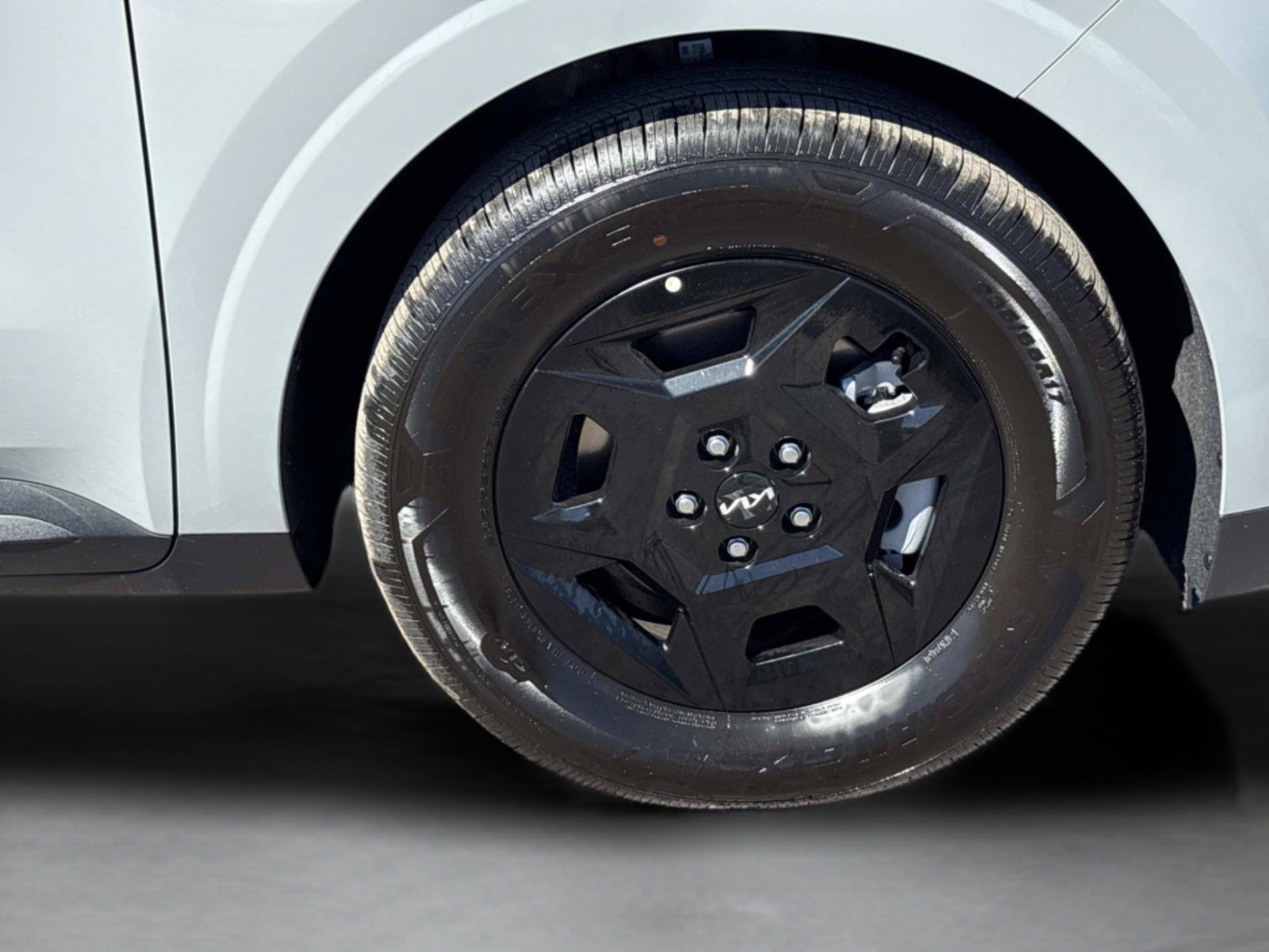 New 2027 Ceramic Silver Kia LXS image 30