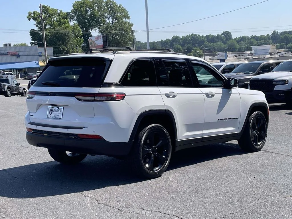 Used 2024 White Jeep Altitude X image 9