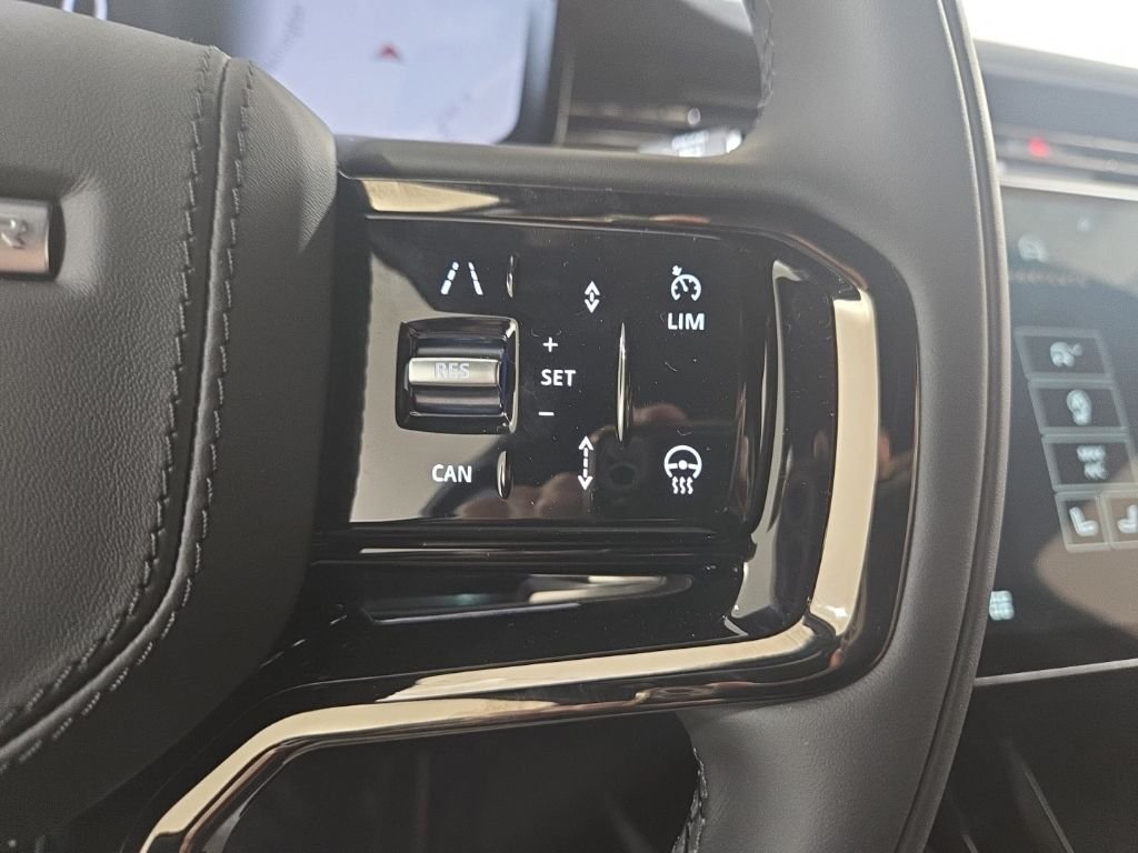 New 2026 Santorini Black Land Rover Dynamic SE image 15