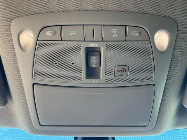 Used 2023 White Nissan Platinum image 32