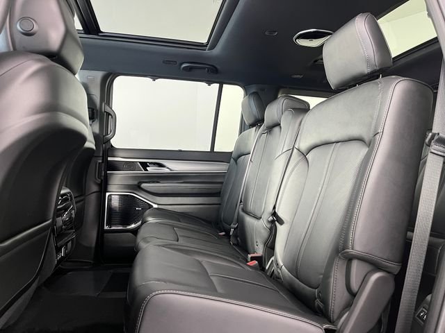 New 2026 Silver-Zynith Exterior Paint Jeep Limited Reserve image 7