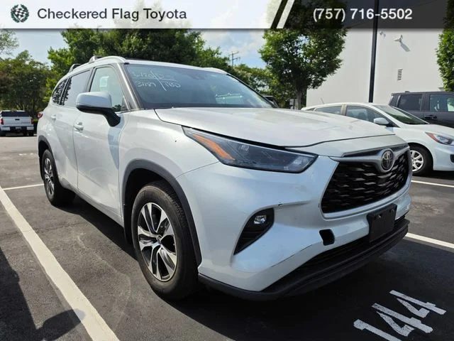 Used 2023 Wind Chill Pearl Toyota XLE image 3