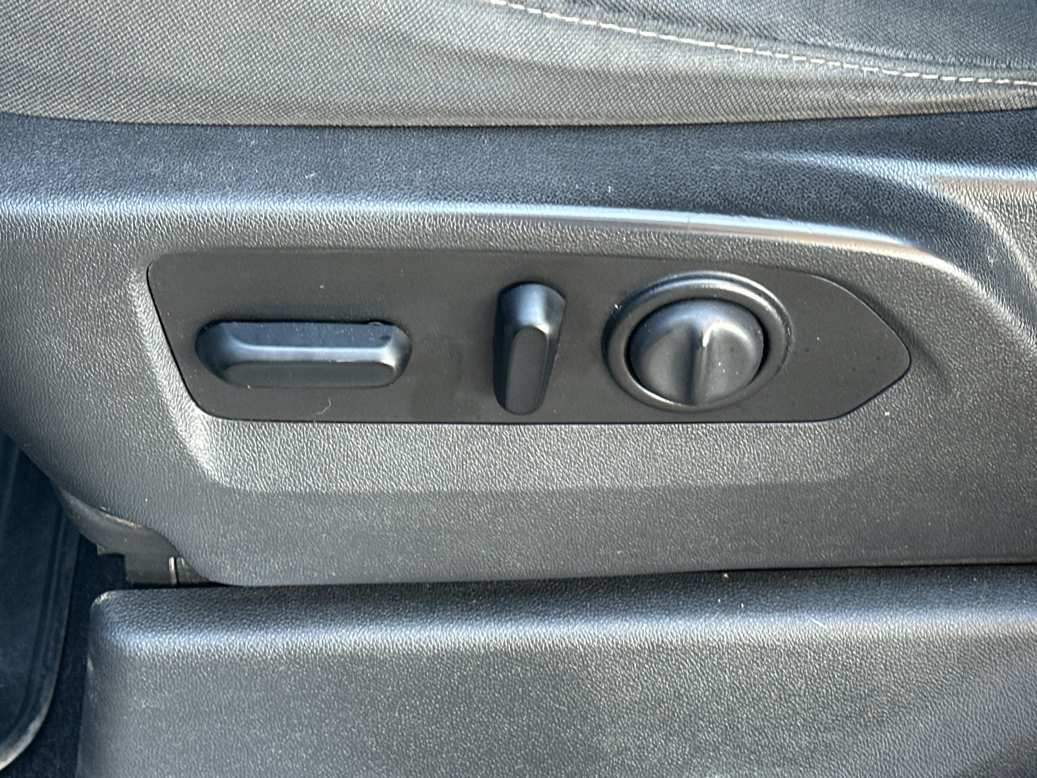 Used 2021 Quicksilver Metallic GMC Elevation image 31