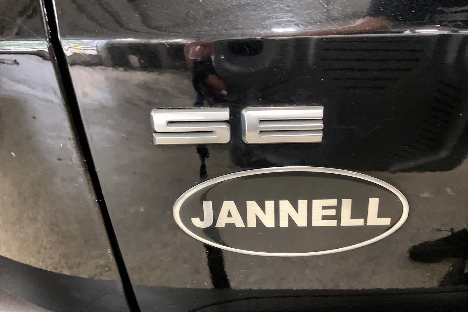 Used 2020 Agate Black Metallic Ford SE image 30