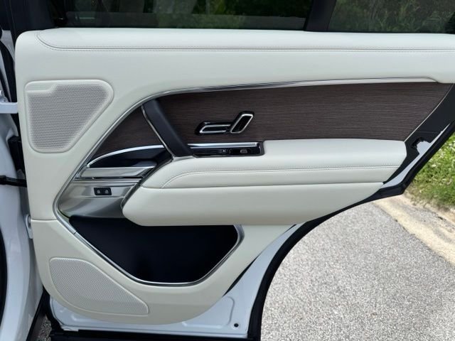 New 2026 Ostuni Pearl White Land Rover SE image 15