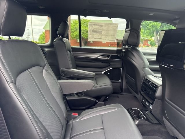 New 2026 Bright White Clear-Coat Exterior Paint Jeep Limited Reserve image 11