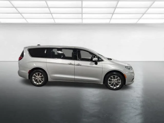 Used 2023 Silver Chrysler Touring L image 3