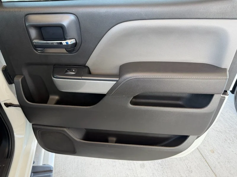Used 2017 SUMMIT WHITE Chevrolet LT image 23