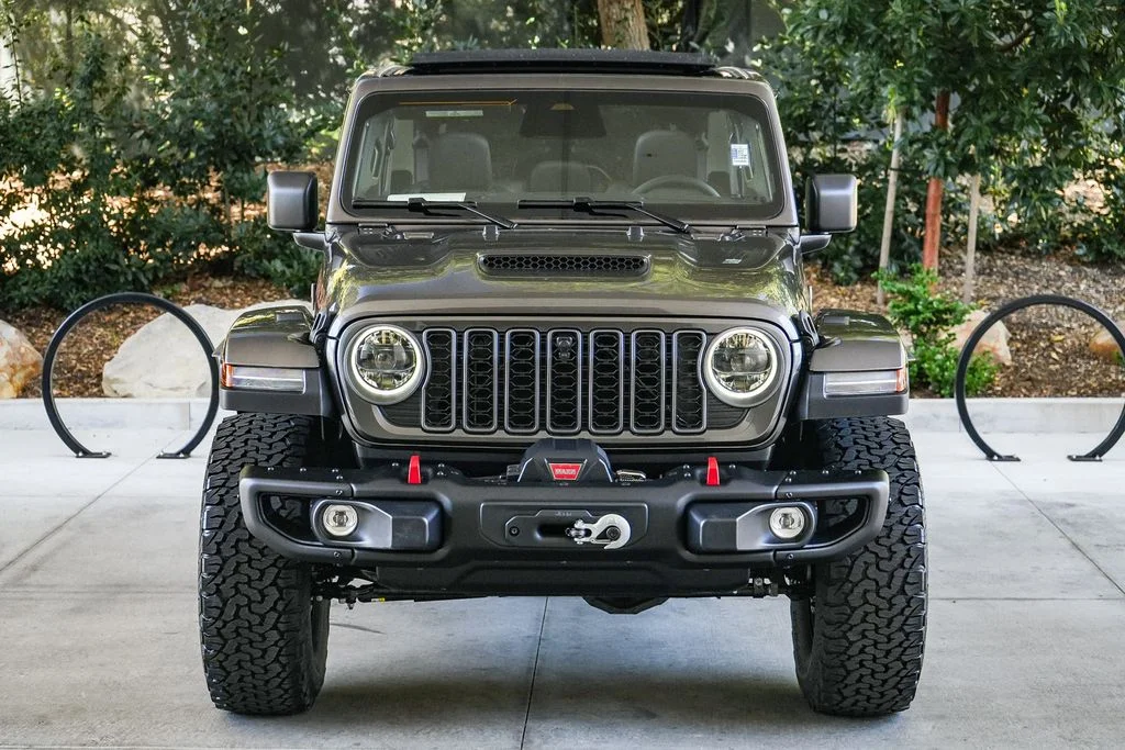 New 2026 Granite Crystal Metallic Clear-Coat Exterior Paint Jeep Rubicon X image 2