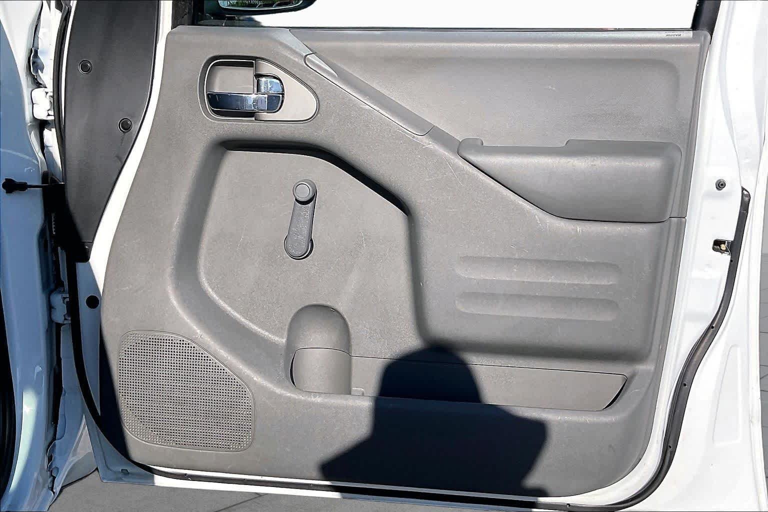 Used 2016 Glacier White Nissan S image 19