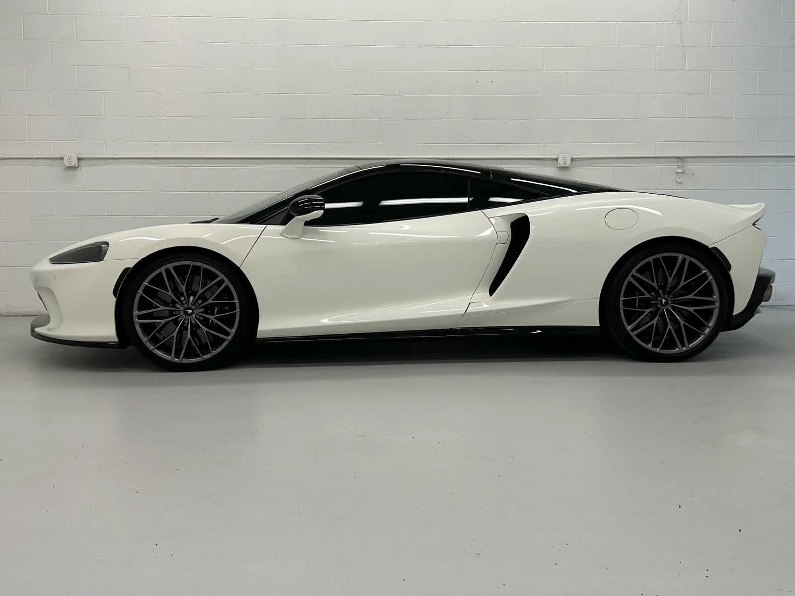 Used 2021 White McLaren  image 3