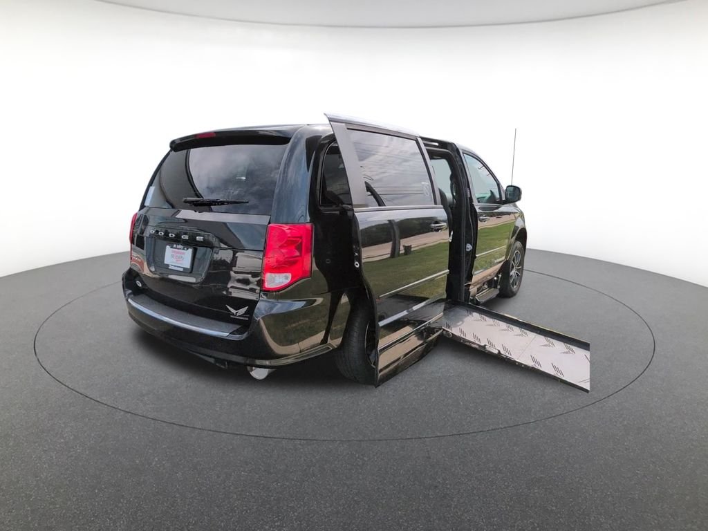 Used 2015 Black Dodge SXT image 3
