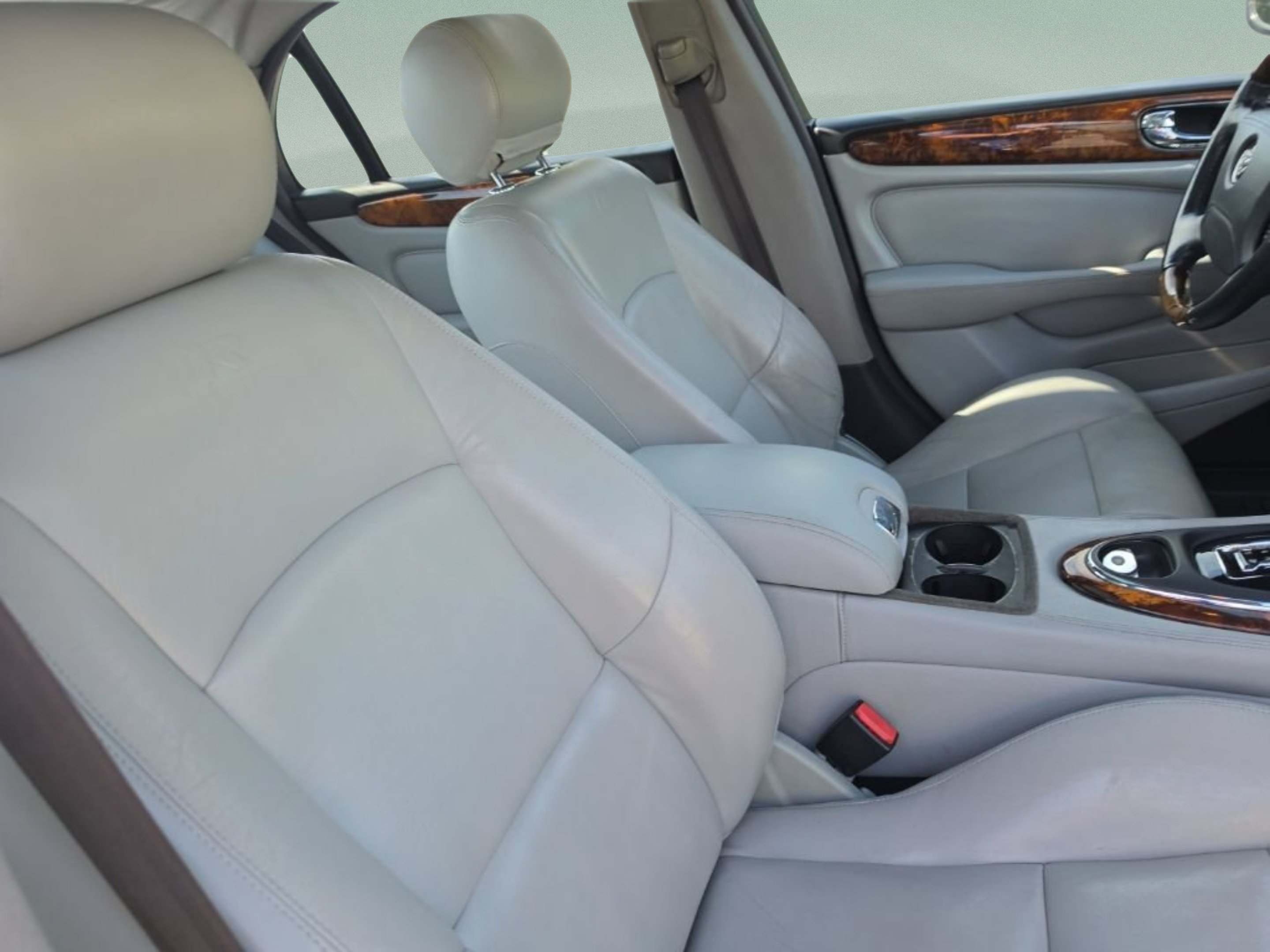 Used 2004  Jaguar XJR image 26