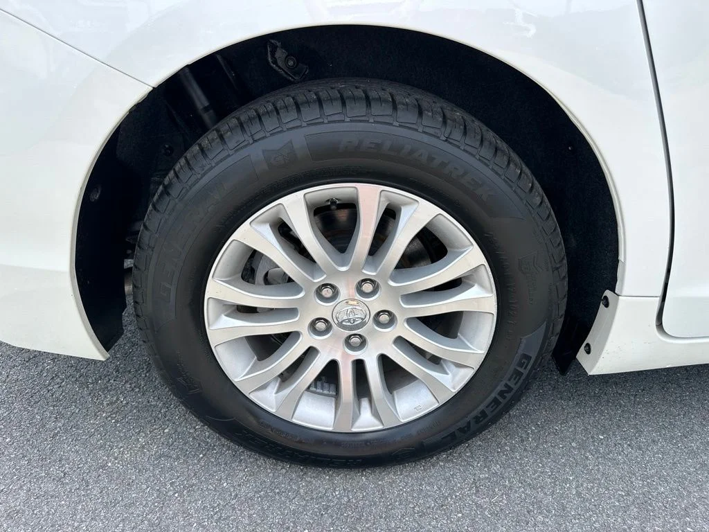 Used 2017 White Toyota XLE image 13