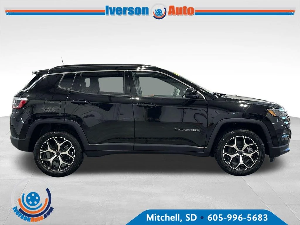 New 2026 Diamond Black Crystal Pearlcoat Jeep Limited image 8