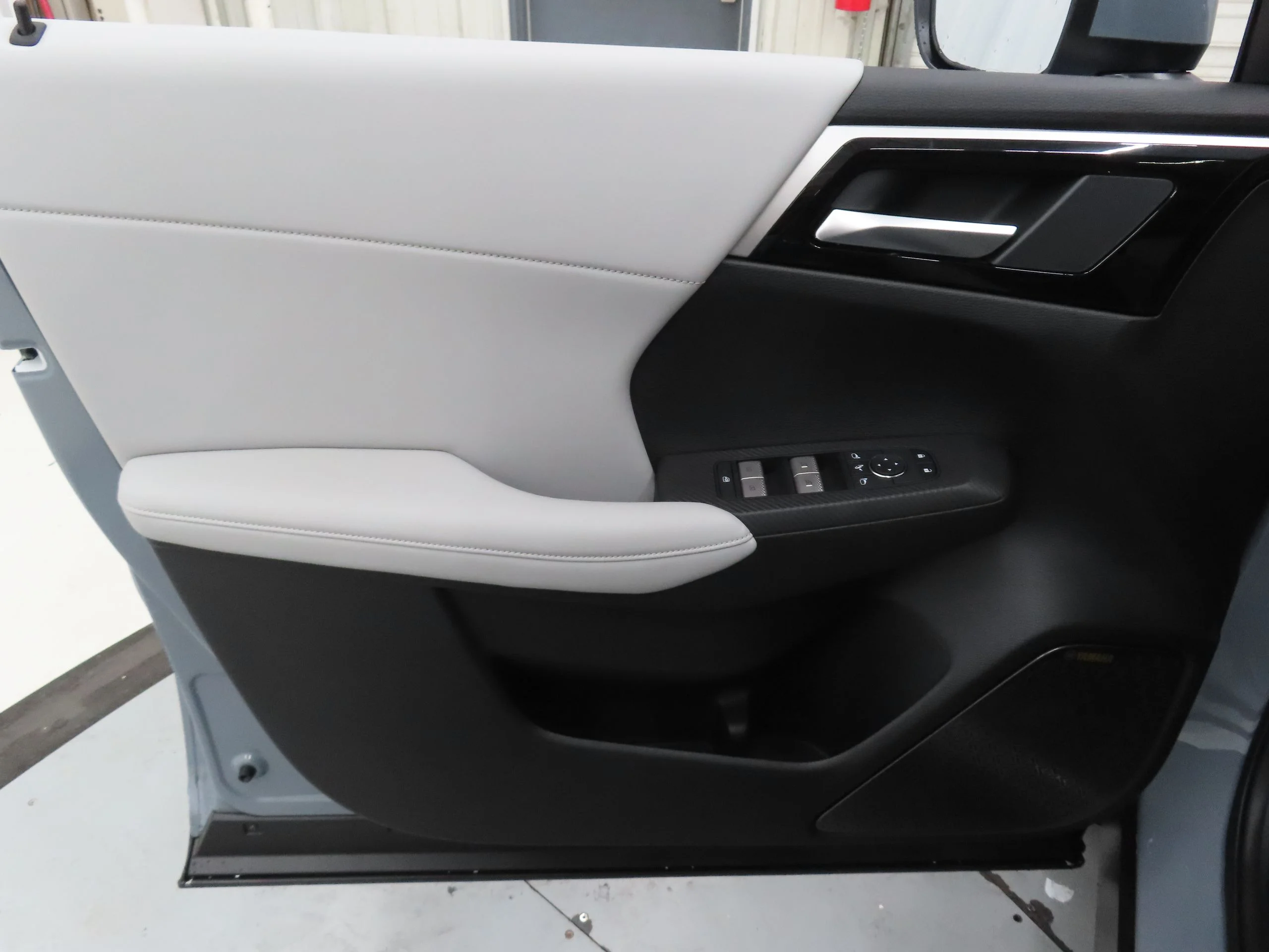 New 2026 Gray Mitsubishi SE image 7