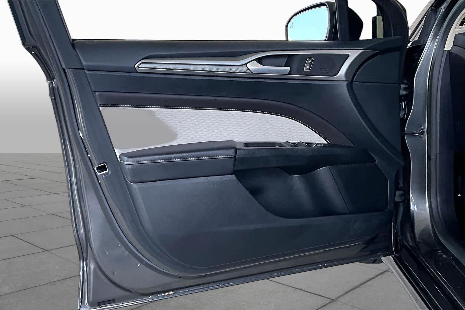 Used 2019 Magnetic Metallic Ford SE image 21