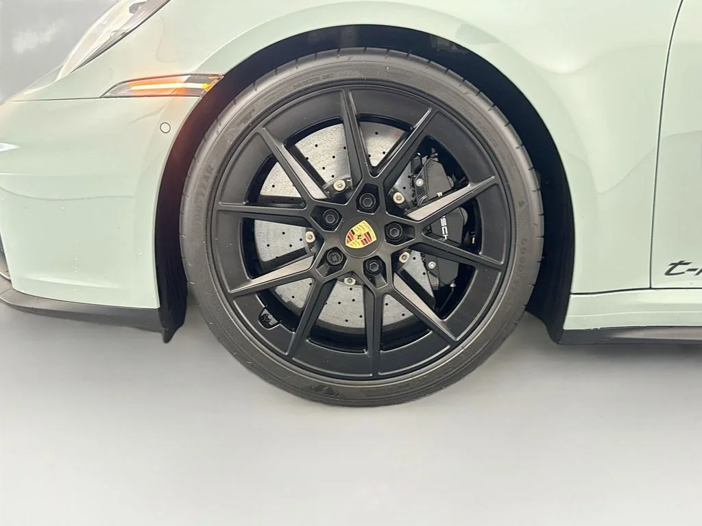 Used 2025  Porsche Carrera 4 GTS image 32