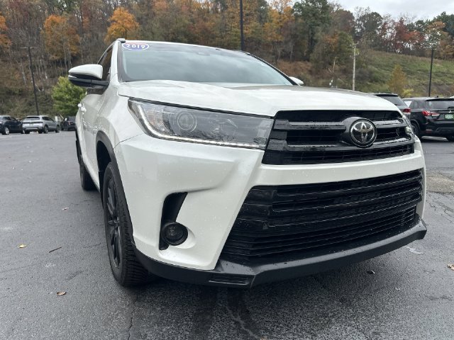 Used 2019 White Toyota SE image 19
