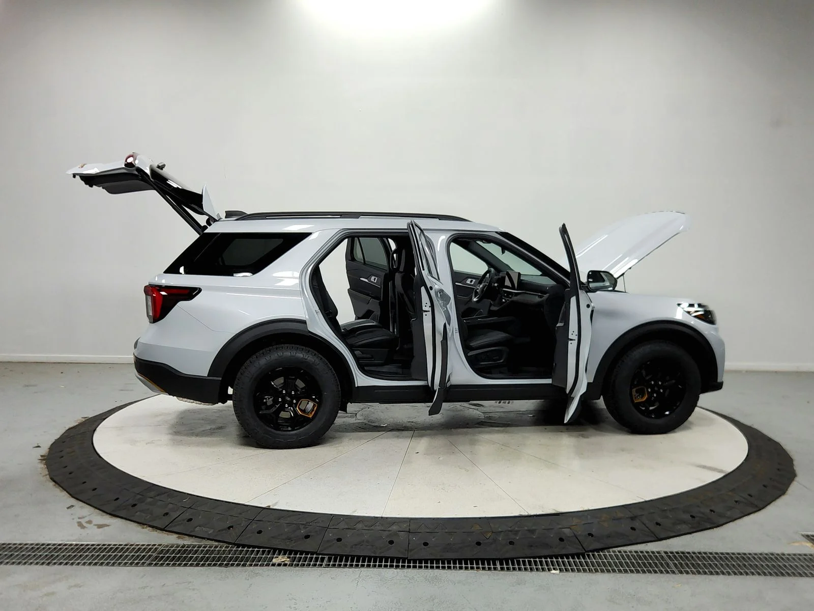 New 2026 White Ford Tremor image 17