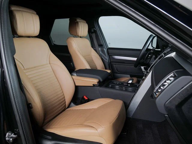 Certified Used 2025 Black Land Rover Dynamic SE image 3
