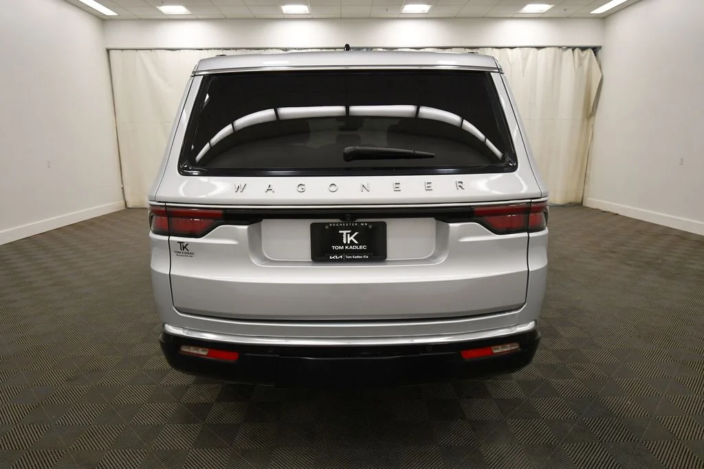 Used 2024 Silver Jeep Base image 6