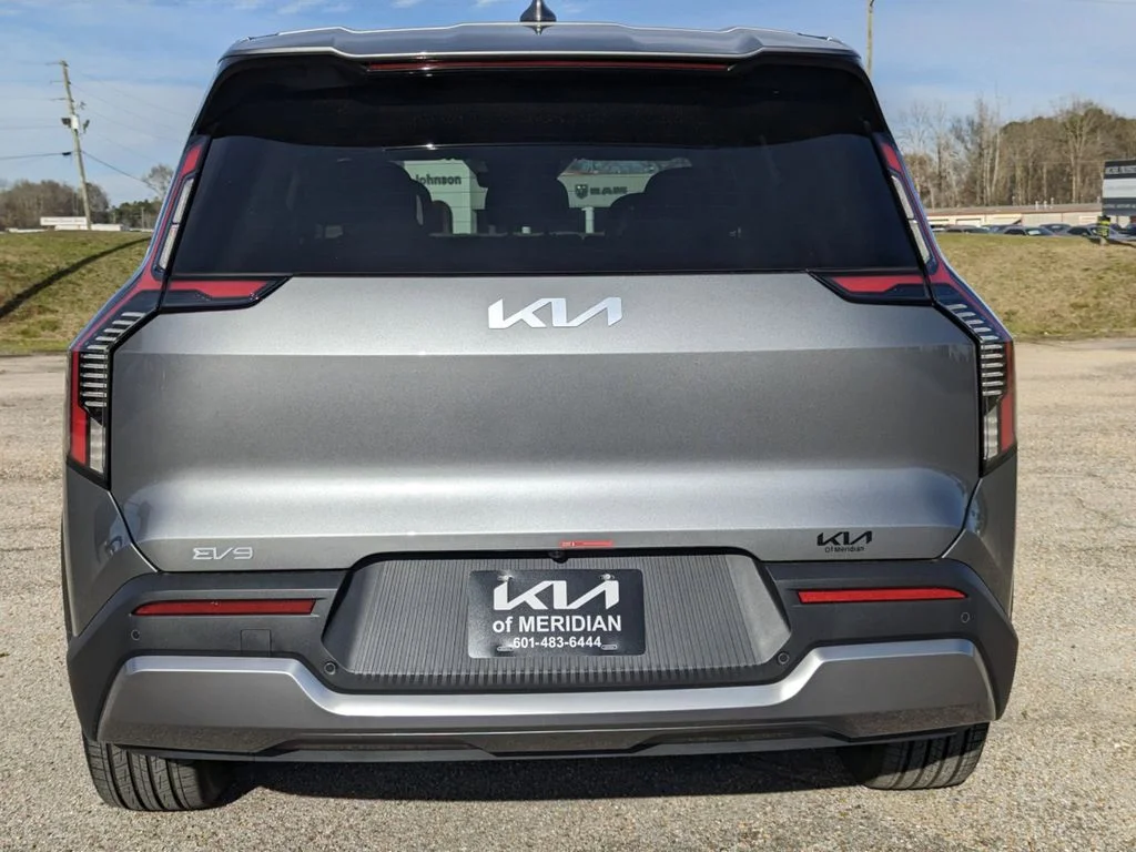 New 2024 Pebble Gray Kia Light RWD image 4