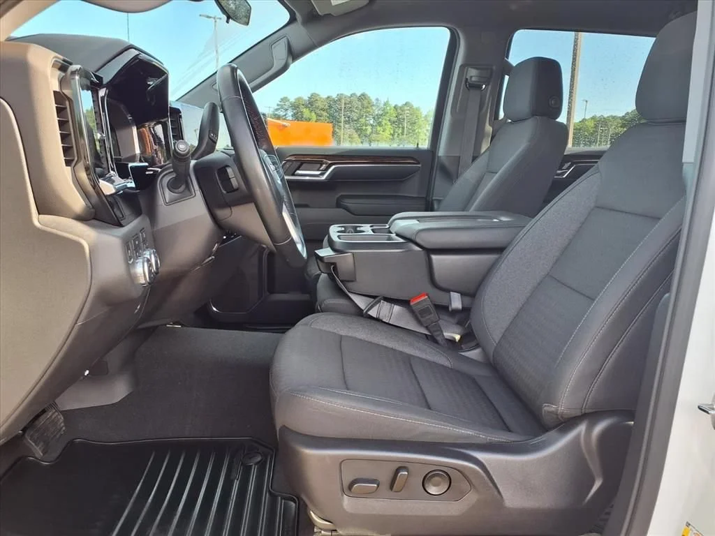Used 2024 Summit White GMC Elevation image 3