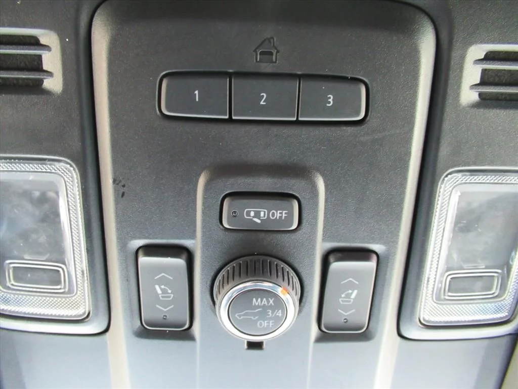 Used 2022 Black GMC SLT image 29